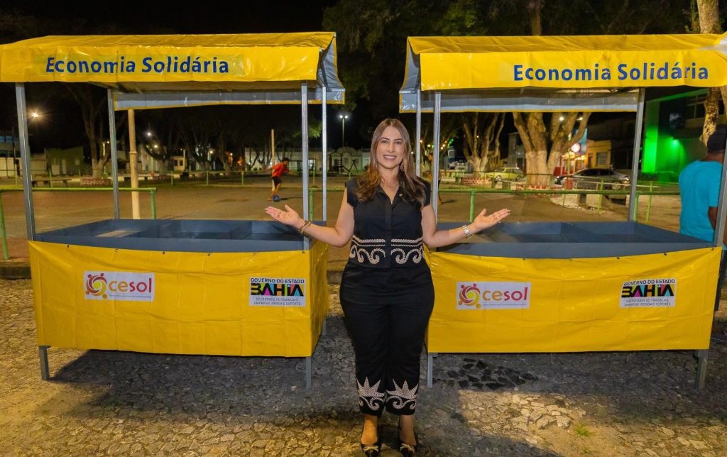 Deputada Cláudia Oliveira entrega ambulância e barracas da economia solidária em Canavieiras