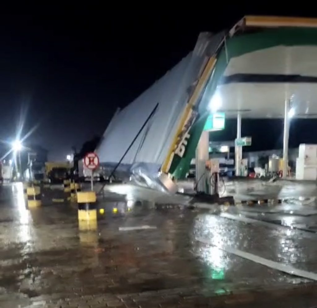 Chuva forte com ventos provoca destruição, alagamentos e prejuízos em Eunápolis